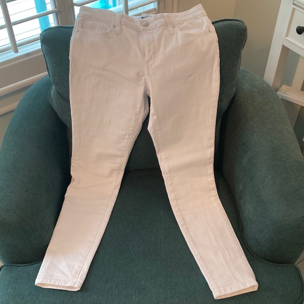 Crown & Ivy Women's Crisp White Skinny Jeans Size 6.